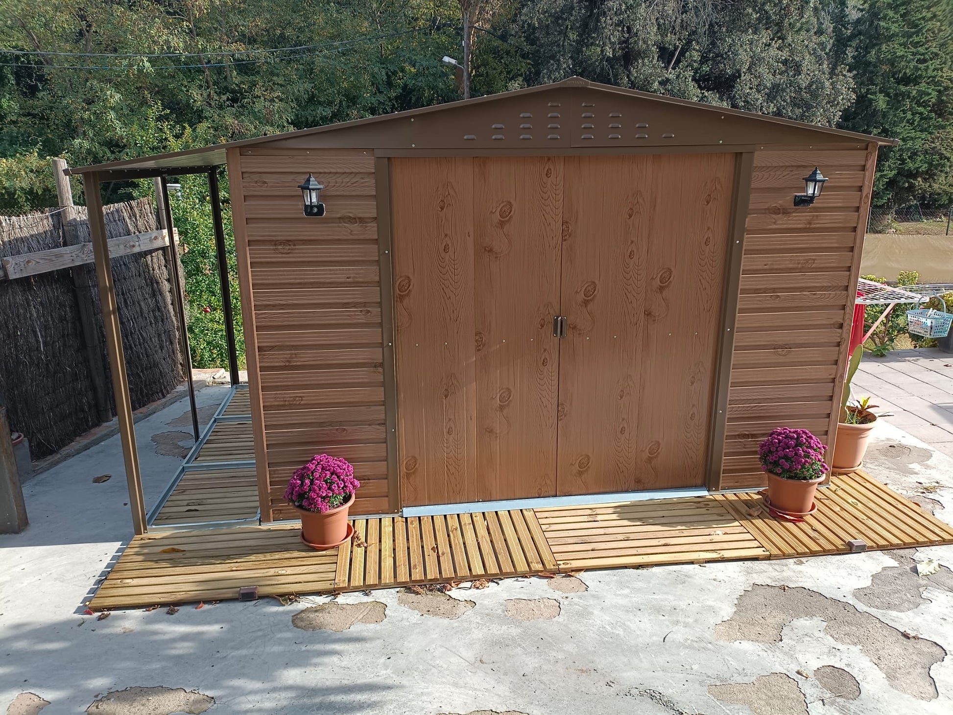 Caseta de jardín Alpine 10x8 - 321,6x243,1x214,2 cm y 7,28 m² - Imitación Madera - Ibercasetas